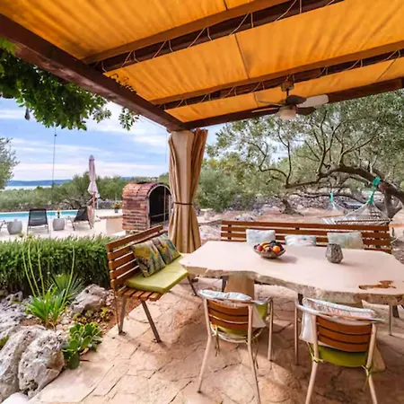 House Of The Sun - Three Bedroom With Pool *