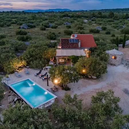 House Of The Sun - Three Bedroom With Pool * Sutivan