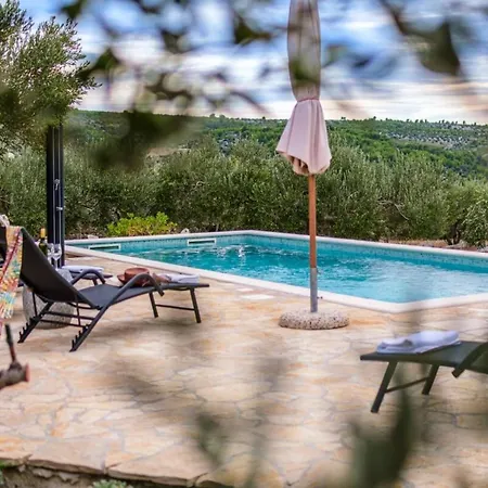 House Of The Sun - Three Bedroom With Pool Prázdninový dům *