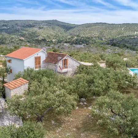 House Of The Sun - Three Bedroom With Pool Sutivan