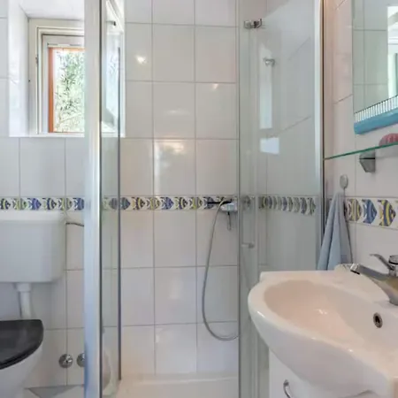 House Of The Sun - Three Bedroom With Pool Sutivan