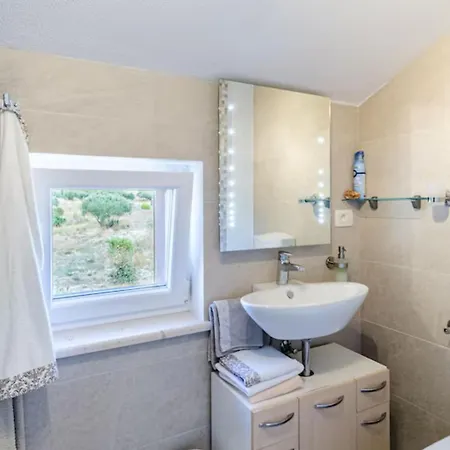 House Of The Sun - Three Bedroom With Pool Prázdninový dům *